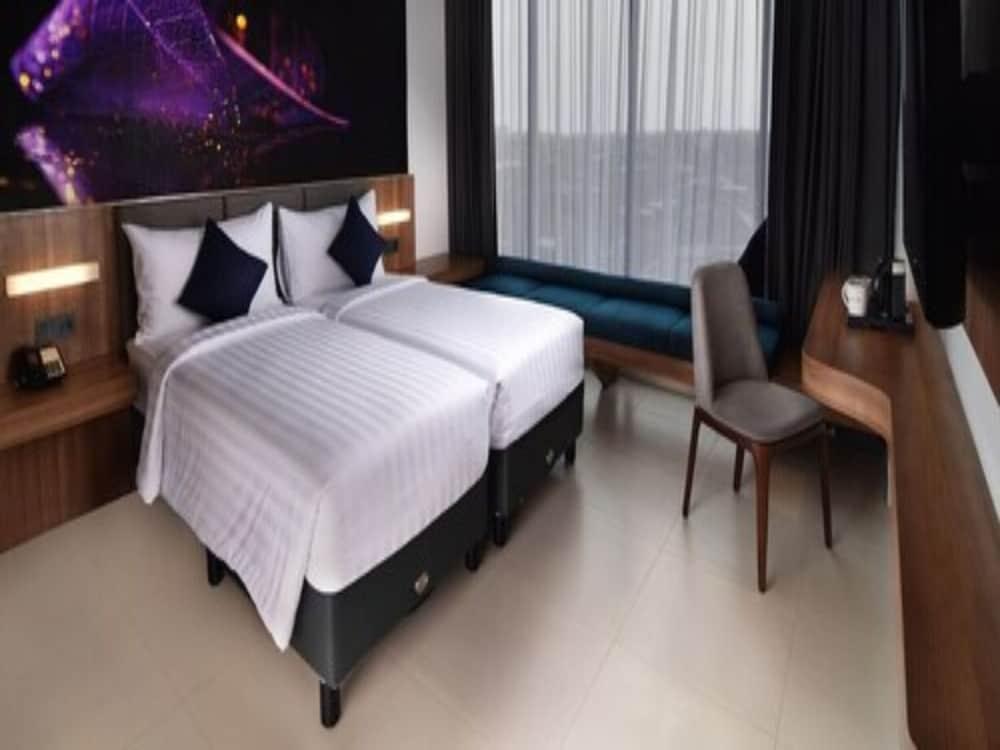 Aston Sidoarjo City Hotel & Conference Center Exteriör bild